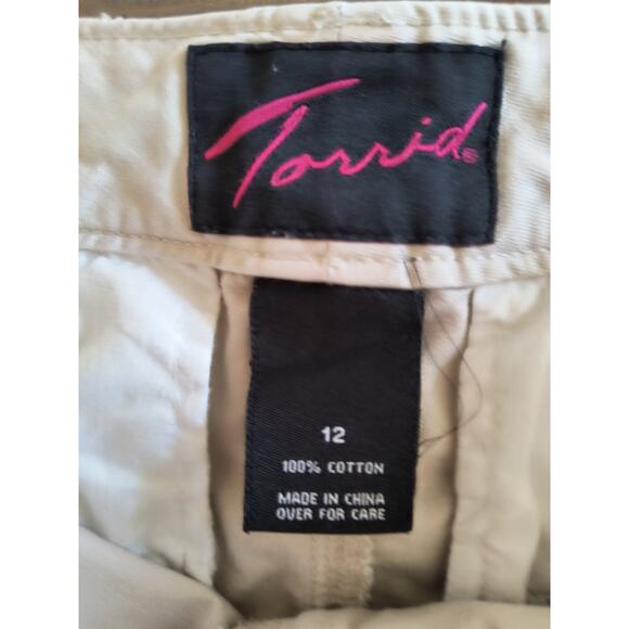 Torrid Bermuda Shorts Women's Size 12 Neutral Khaki 12 inch Cotton Flat front - Picture 2 of 10